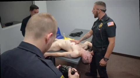 Des papas excités en uniforme profitent d'un trio sexy dans un porno gay de policiers
