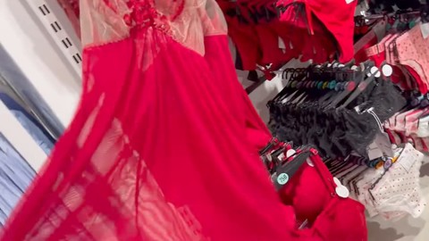 Rejoins-moi pour une séance de shopping sissy avec la déesse Bella Rae et ses tenues fabuleuses !