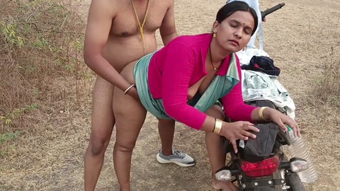 Küsse im Freien und Handjob mit Kavita Zawazawi im desi-Dorf