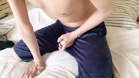 Solo amateur : Un homme chinois se livre au plaisir solitaire avec une grosse bite gay