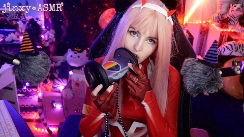 Chica gótica cómoda en cosplay de ZeroTwo da lamidas en las orejas y dulces elogios para la relajación