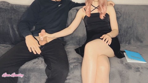 Après avoir regardé beaucoup de porno, Lina Lansley se donne du plaisir.