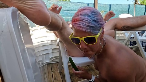 Mujer se folla a un tipo con consolador y correa, pelo corto, reventar el semen