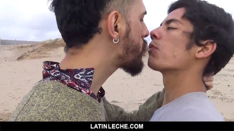 LatinLeche - Un chico Latino caliente recibe una mamada en la playa