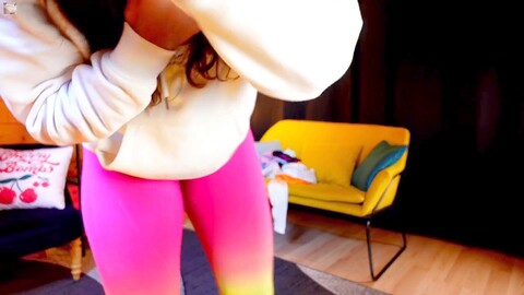 Das Socolas-Universum probiert enge Leggings an, mit Fokus auf diesem sexy Camel Toe und Fußfetisch-Spaß