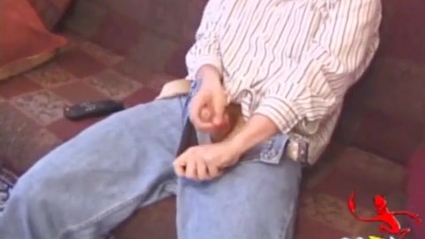 El chico gay aficionado Gunner se masturba.