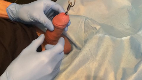 Une session de jeu avec dilatation urétrale et insertion dans l'orifice urétral mène à une satisfaction intense