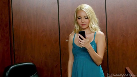 Catie Parker e Skylar Green condividono un po' di passione tra ragazze.