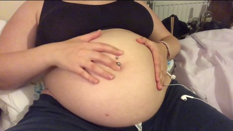 molliges mädchen mit bauch