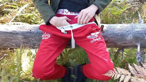 Se branler une grosse bite en se promenant dans les bois.