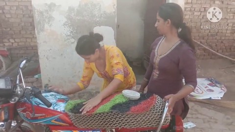 Versaute indische Schlampen waschen ein Motorrad und zeigen Titten