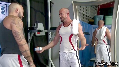 Scena gonzo gay con un grande cazzo e azione hardcore