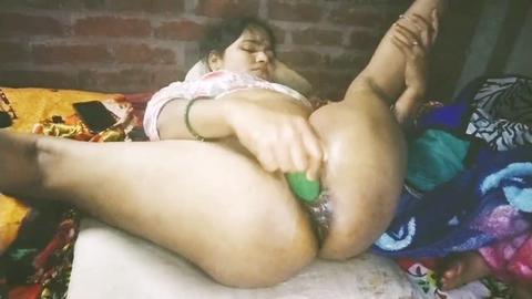 Die heiße desi Tante Abhi07 genießt eine nächtliche Session mit einer Gurke und ihrer tropfenden Muschi.