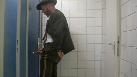 Bayernbursch gets serviced at a Gloryhole