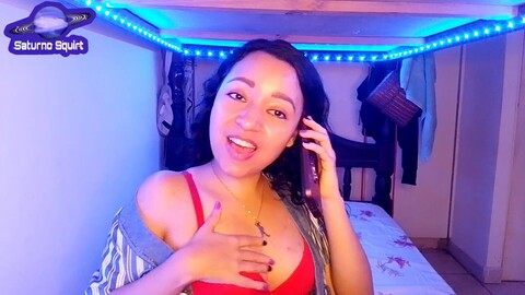 Una chica latina sueña con su amiga lesbiana haciéndole sexo oral en una sexy lencería roja.