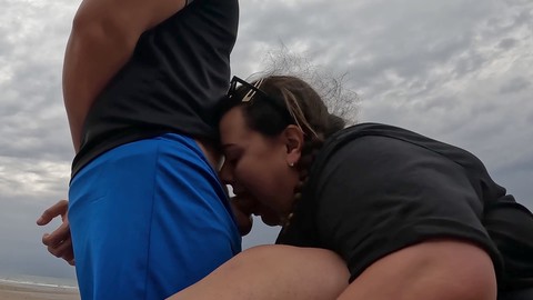 Ein riskanter Strand-Blowjob von einer üppigen Frau führt zu einem unordentlichen Würgen