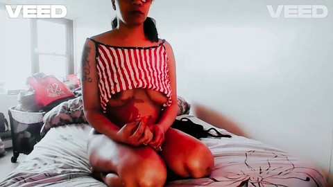 La mignonne coréano-américaine Boricualovenyc avec des lunettes se fait attacher pour s'amuser avec le bondage.