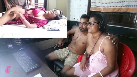 La femme au foyer réagit de manière sauvage pendant un climax intense