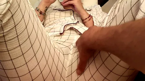 Je joue avec le vagin de ma femme pendant qu'elle s'amuse avec son téléphone.