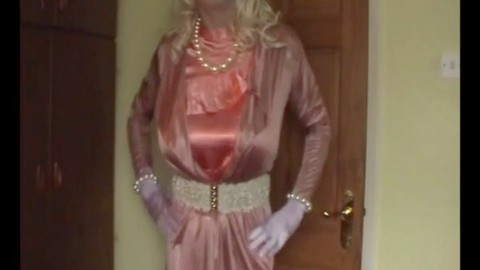 Hässlicher Crossdresser zeigt ihre Titten und masturbiert