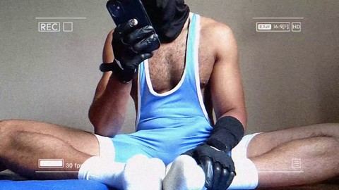 Después de la sesión en el gimnasio, el chico guapo se relaja en camiseta y muestra el bulto